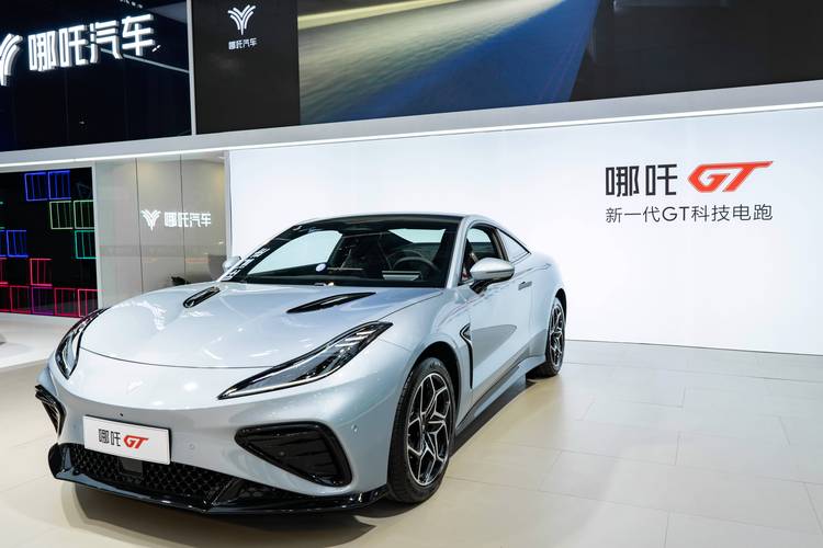 重庆101哪吒汽车在智能汽车领域的表现，领途汽车在新能源汽车市场中的影响力